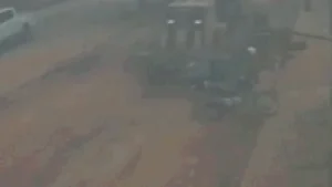 Motociclista cai e é atropelado por motoniveladora em obra