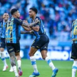 Grêmio vira sobre o São Paulo e deixa zona de rebaixamento