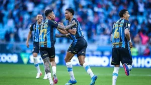 Grêmio vira sobre o São Paulo e deixa zona de rebaixamento