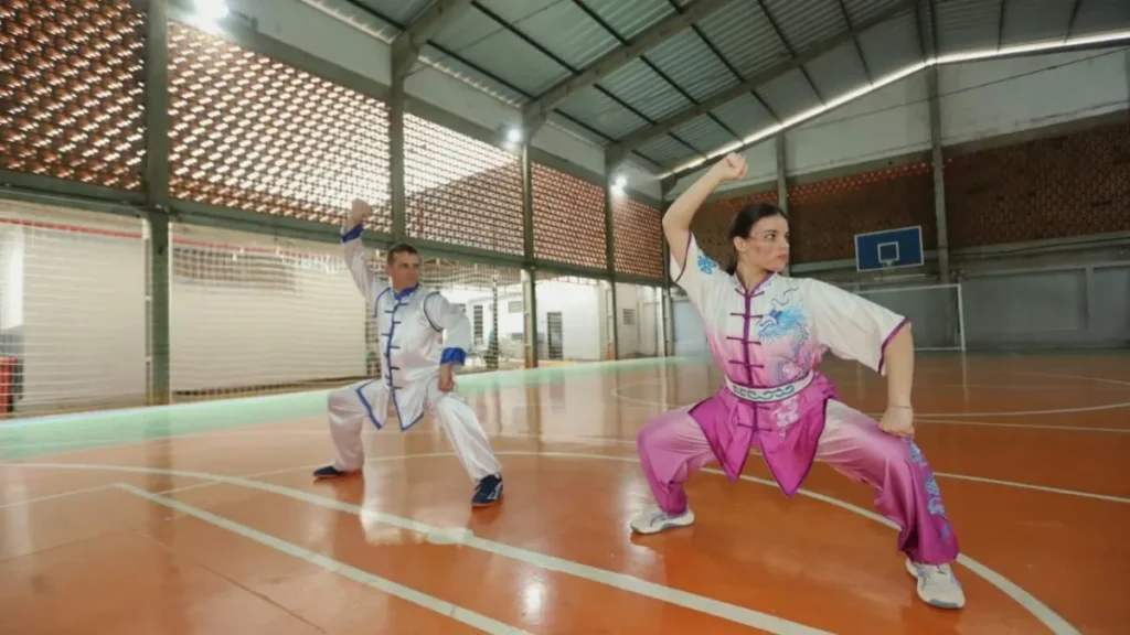 Pais e filhas fortalecem laços com o kung-fu em família