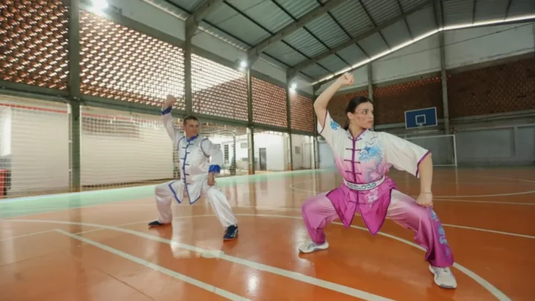 Pais e filhas fortalecem laços com o kung-fu em família