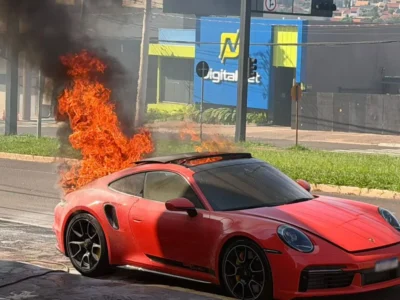 Pai e filho escapam de incêndio em Porsche de R$ 1 milhão