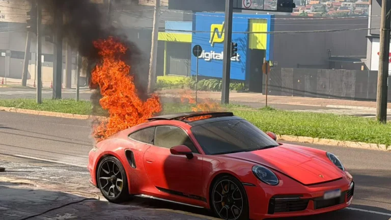 Pai e filho escapam de incêndio em Porsche de R$ 1 milhão