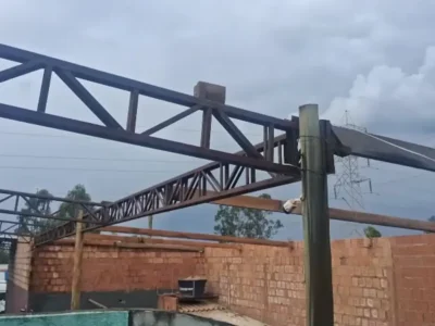 Ventania destrói telhados e fere mulher em Campo Grande