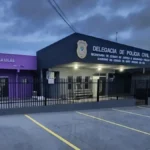 Jovem morto com 10 tiros ao abrir portão de casa em Costa Rica