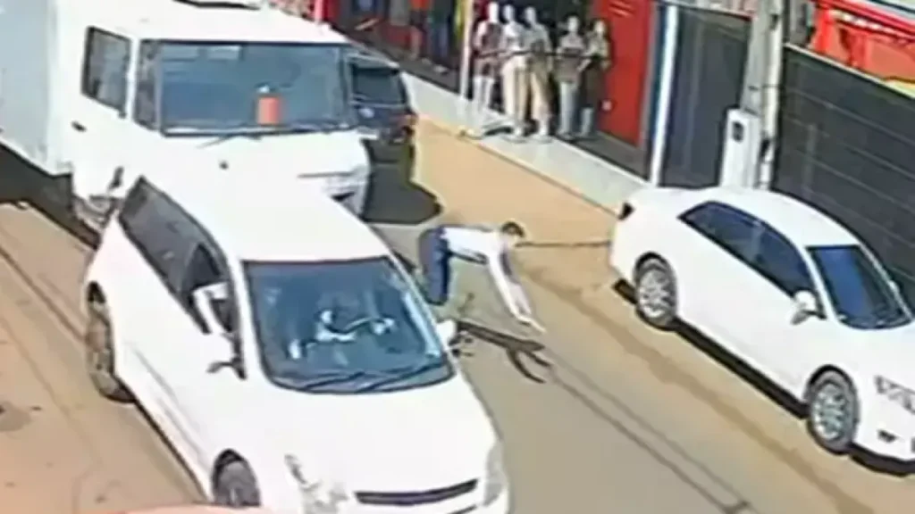 Caminhão sem freio atropela moto e atinge carro na fronteira